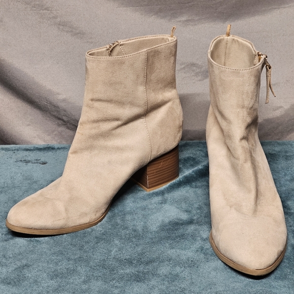 Old Navy Shoes - 3/$25 Old Navy Taupe Suede Booties size 10